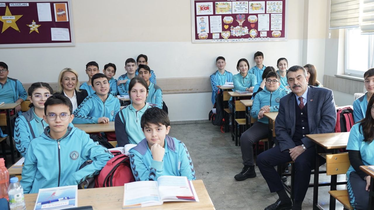 Bakan Yusuf Tekin’den Şehit Mustafa Ünal Ortaokulu’na Ziyaret