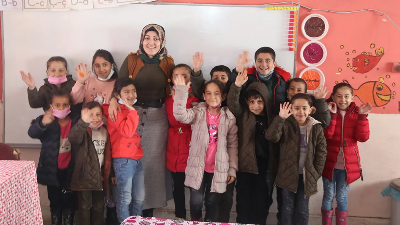 Okul Yolunu Kardan Temizleyip Öğrencilerini Karşılıyor! Diyarbakır’da Berna Öğretmen