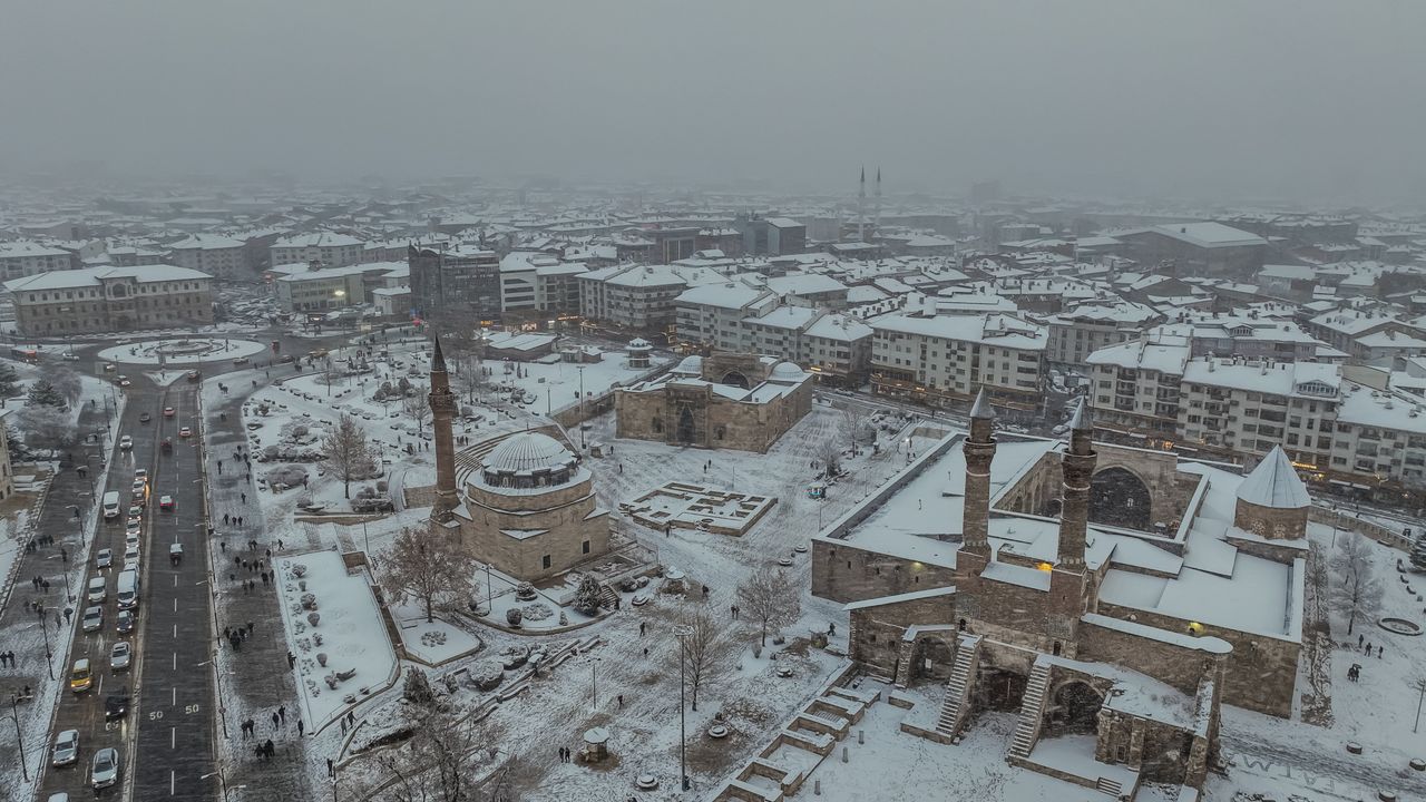 Sivas’a Lapa Lapa Kar Yağıyor Okullar Tatil mi?