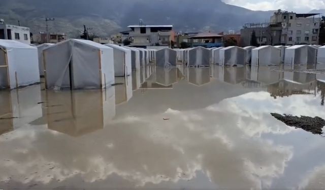 Hatay'da Öğretmenlerin Kaldığı Konteynerleri Su Bastı! Can Kaybı Var