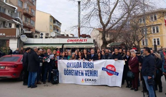 Okulda dersi öğretmen verir! Protesto yapıldı!