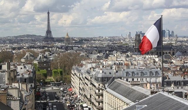 Öğretmenler Paris’te Maaş Artışı İçin Gösteri Düzenledi!