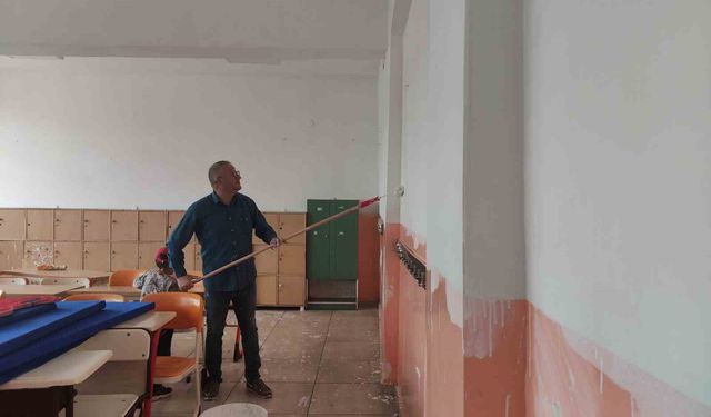 Öğretmen ve Okul Müdürü Tatil Yerine Okulu Onarıyor