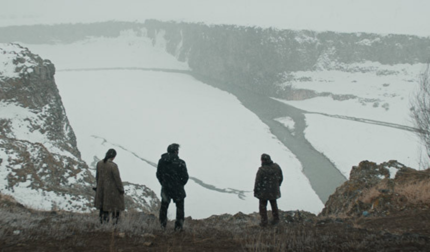 Nuri Bilge Ceylan için ise ‘’ruh hallerinin ve yalnızlığın romanesk ressamı’’ ifadesi kullanıldı. Aynı zamanda Ceylan’ın tam 6 filminin Türkiye’yi Oscar’da temsil ettiği ancak hiçbirinin aday gösterilmediğine yer verildi.