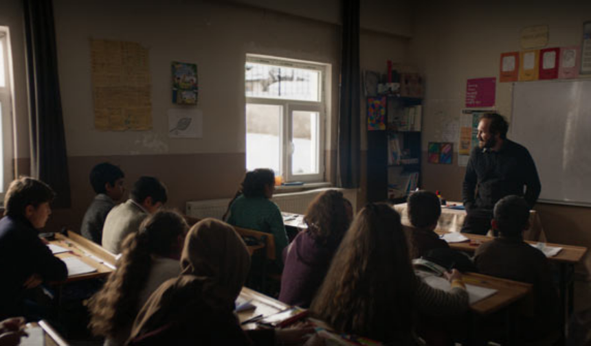 Doğuda Zorunlu Hizmetteki Öğretmenleri Konu Edinen Oscar Aday Kuru Otlar Üstüne Filmine Övgü Yağdı